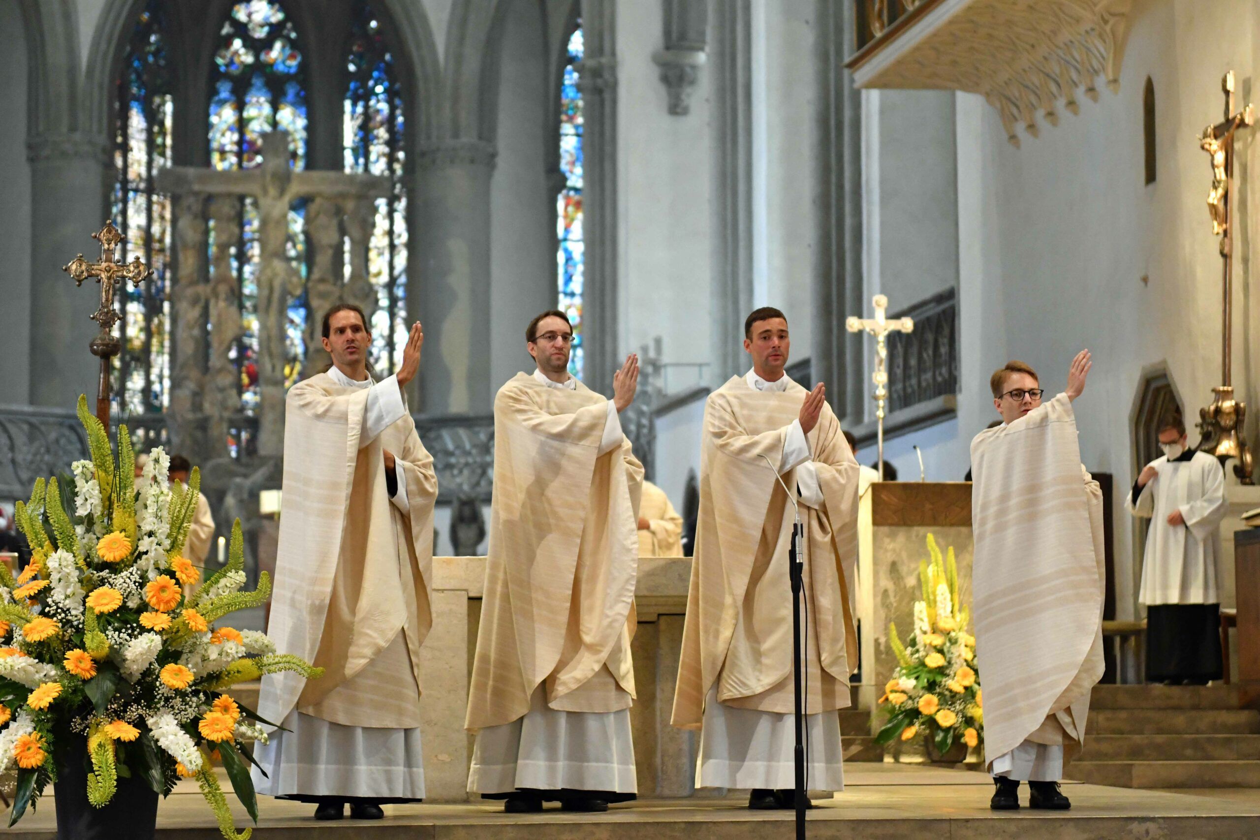 Augsburger Bischof Bertram Weiht Vier Diakone Zu Priestern Und „Mitarbeitern Der Liebe“