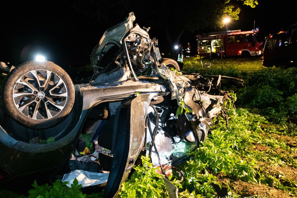 Horrorcrash | Bei Unfall Aus Auto Geschleudert - 20-Jähriger Stirbt Nahe Pfaffenhofen
