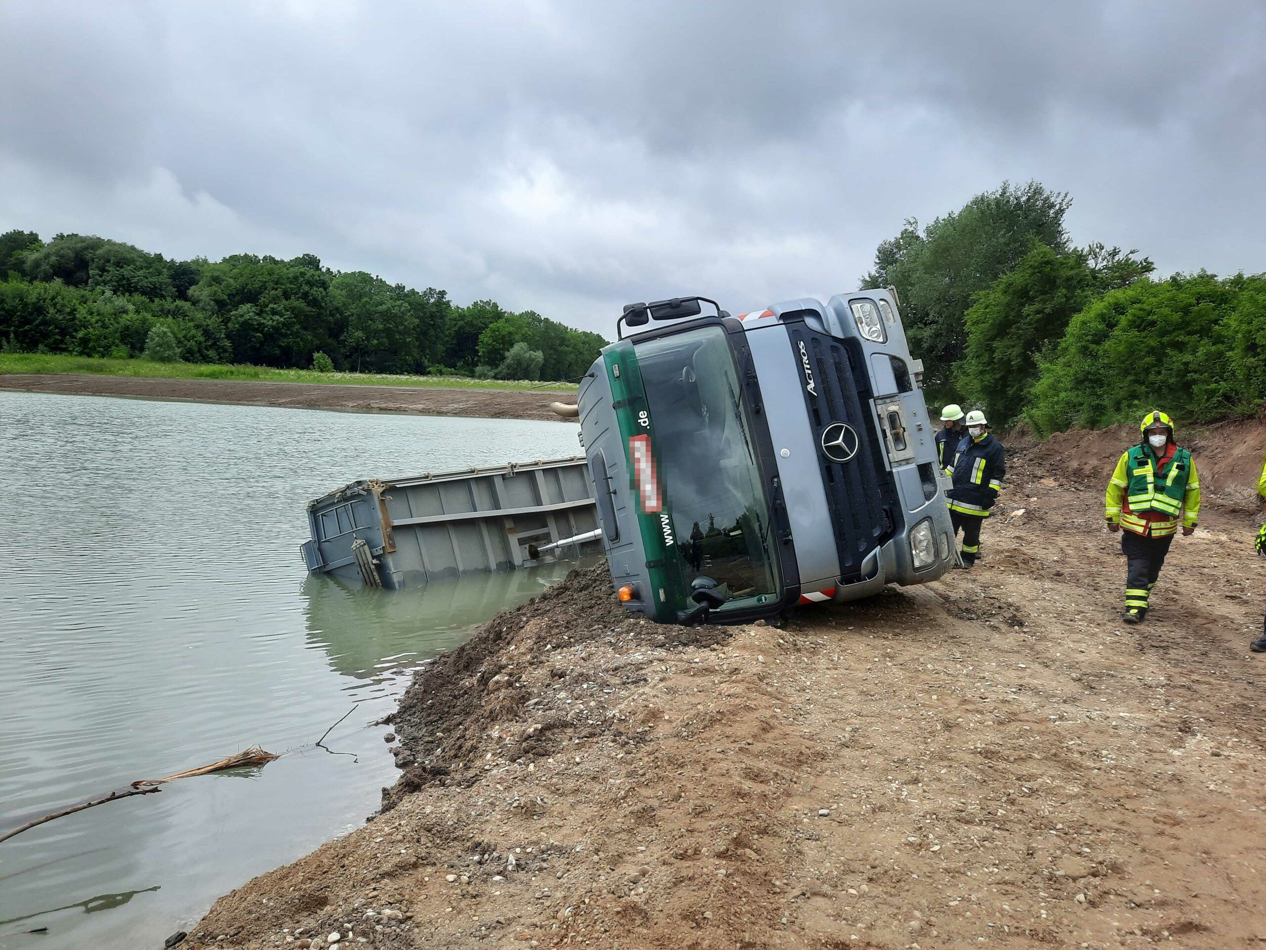 Neuburg-Bergheim | Lkw Kippt In Kiesweiher