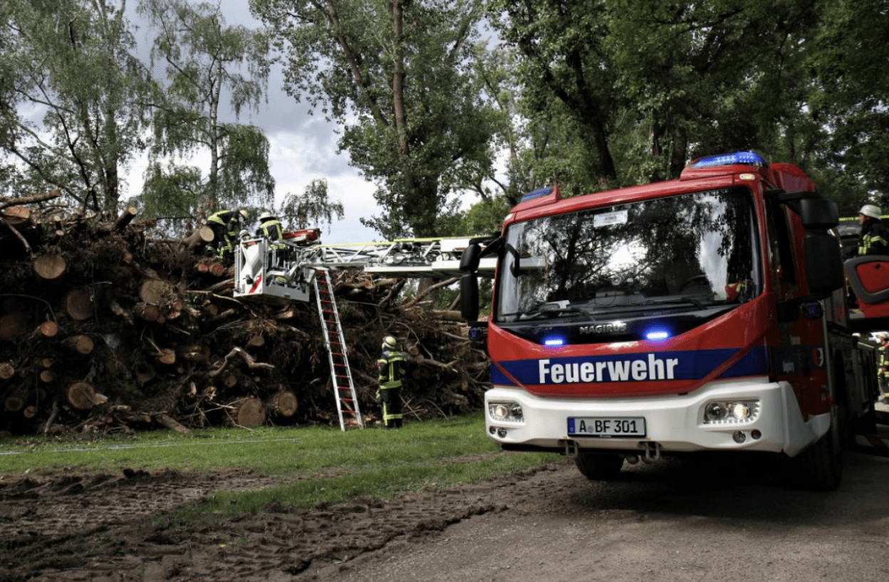 Augsburg | Feuerwehr Befreit Eingeklemmten Teenager Aus Holzstapel