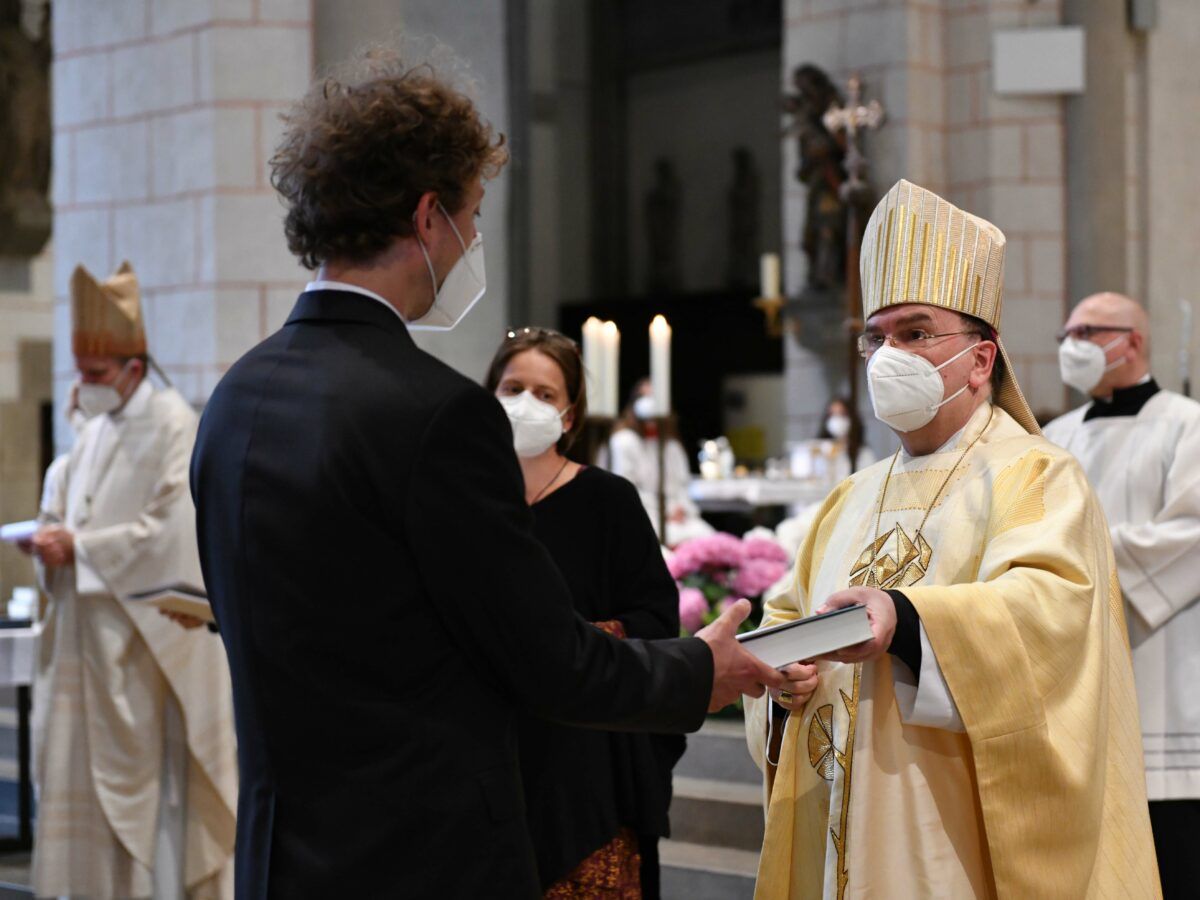 87 Religionslehrer Erhalten Von Augsburgs Bischof Bertram Meier Die Kirchliche Lehrerlaubnis