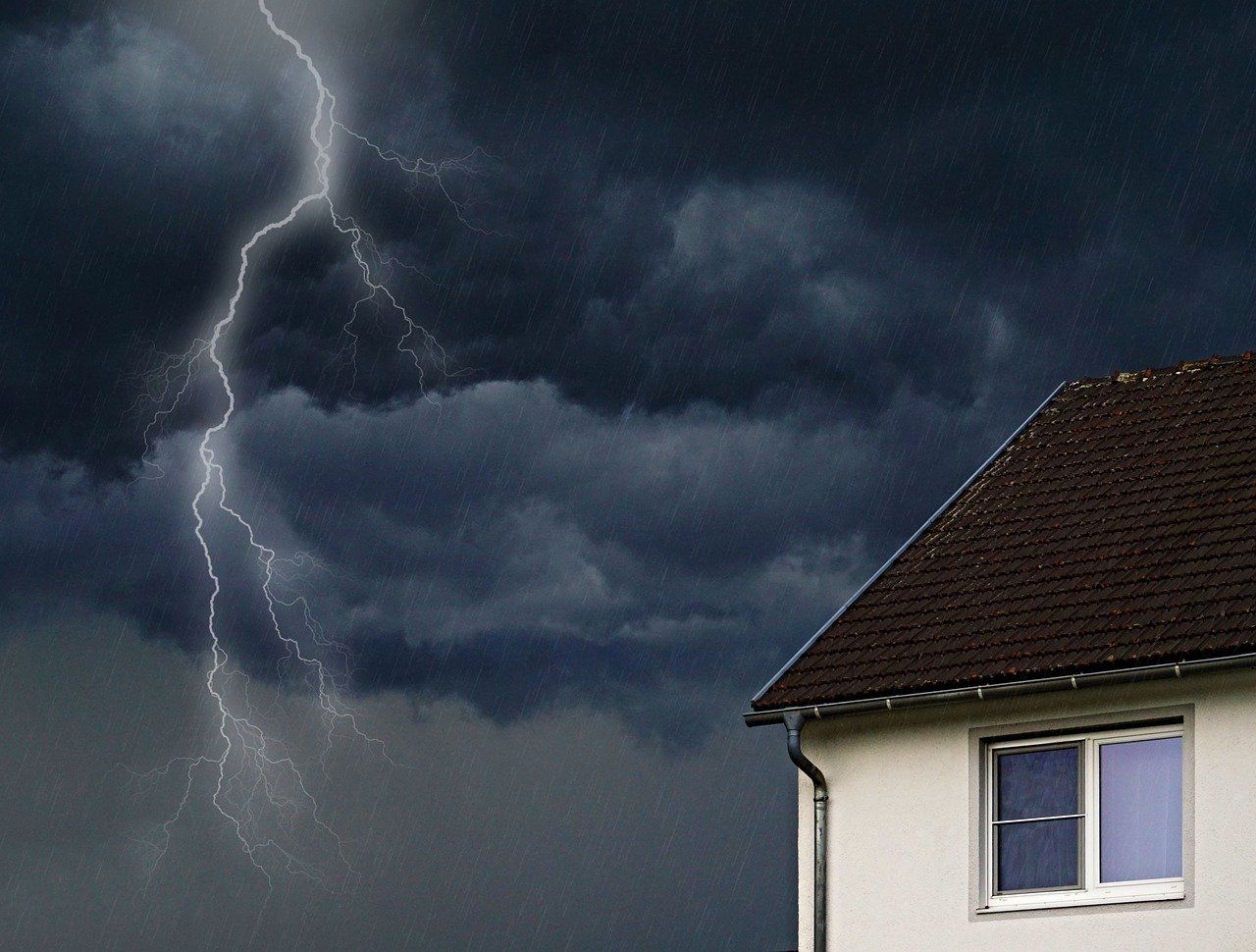 Nach wenigen Sonnenstunden | Deutscher Wetterdienst warnt vor extremen Gewittern im Raum Augsburg und Schwaben