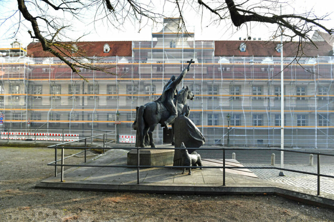 Sanierung Bischofshaus_Eingerüstetes Bischofshaus hinter den Bistumspatronen (Foto Nicolas Schnall pba) 2