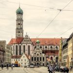 Verkehrsversuch “Fußgängerzone Maximilianstraße” beendet – Stadt Augsburg baut Straße wieder um