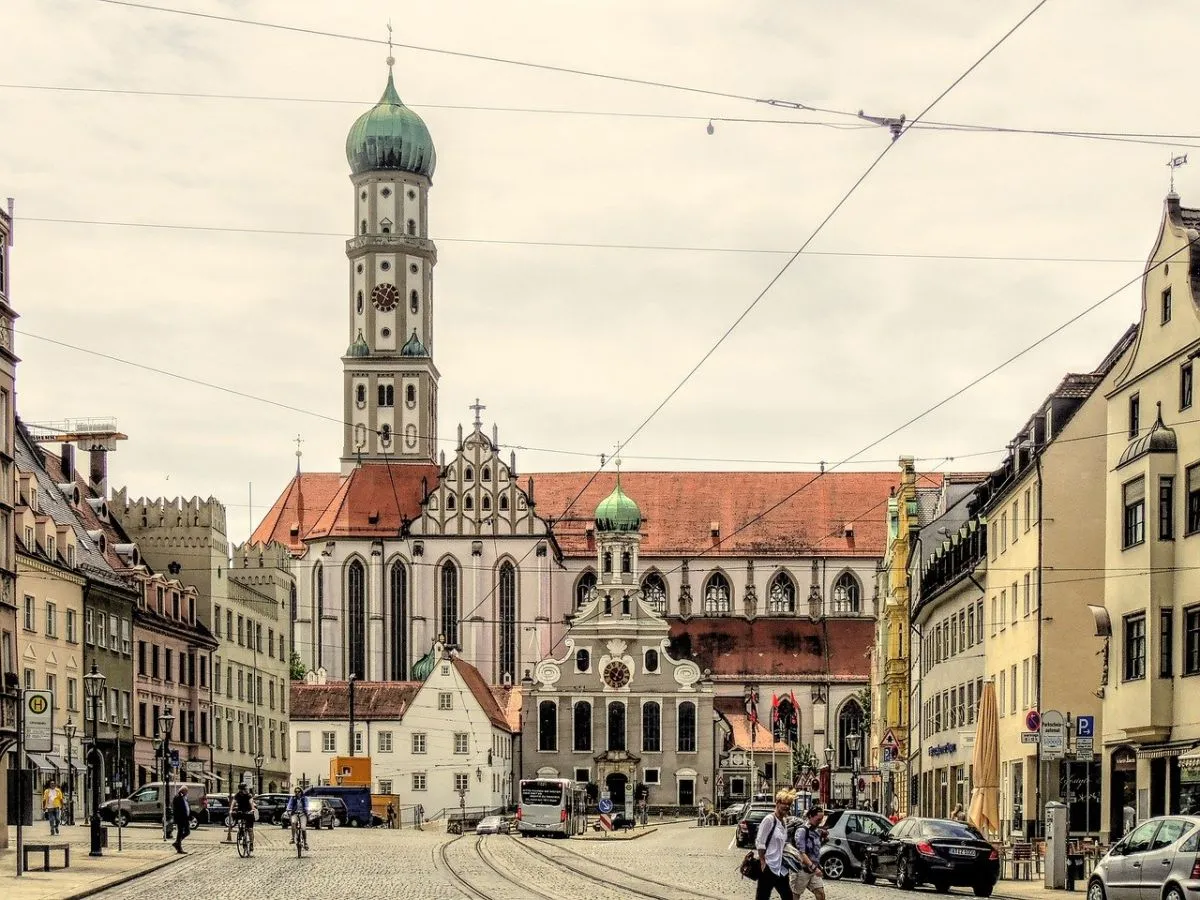 Verkehrsversuch “Fußgängerzone Maximilianstraße” beendet – Stadt Augsburg baut Straße wieder um