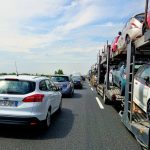 Stau im Baustellenbereich | Lkw-Fahrer verliert Ladung bei Unfall auf der A8