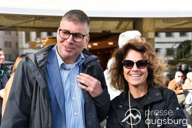 Alle Jahre Wieder | &Quot;Christbaum Für Alle&Quot; Wurde Für Den Augsburger Christkindlesmarkt Aufgestellt