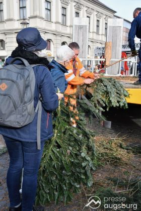 Alle Jahre Wieder | &Quot;Christbaum Für Alle&Quot; Wurde Für Den Augsburger Christkindlesmarkt Aufgestellt