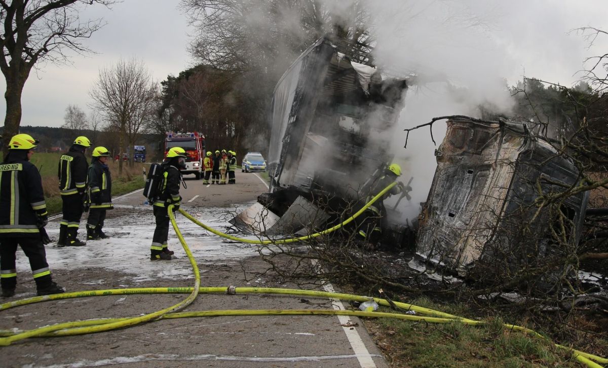 Horrorunfall Auf Staatsstraße Bei Schrobenhausen - Trucker Kommt In Flammenhölle Ums Leben