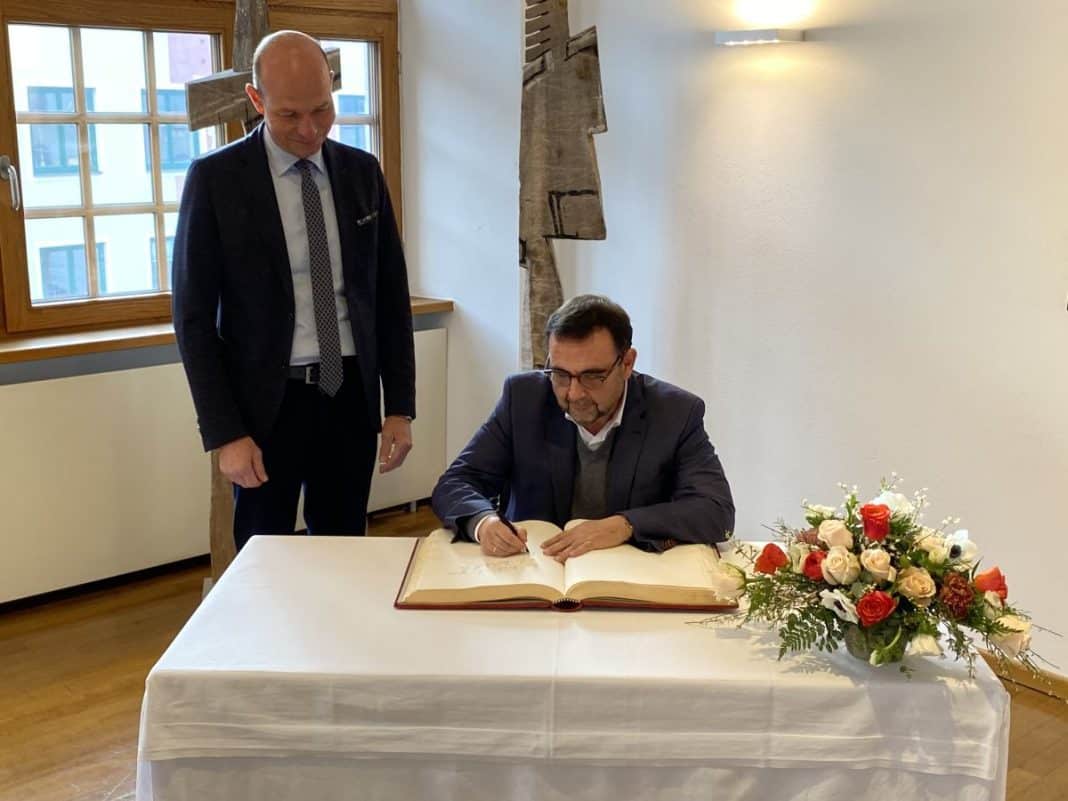 Eintrag_Goldenes Buch Kempten_Minister Holetschek(c)Stadt Kempten_Foto_Nadja Herwanger