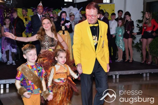 Galerie | Jetzt Sind Wieder Alle &Quot;Under Oiner Kapp&Quot; - Der Fasching In Augsburg Startet Mit Dem Rathaussturm