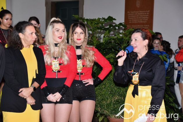 Galerie | Jetzt Sind Wieder Alle &Quot;Under Oiner Kapp&Quot; - Der Fasching In Augsburg Startet Mit Dem Rathaussturm