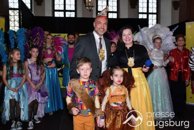 Galerie | Jetzt Sind Wieder Alle &Quot;Under Oiner Kapp&Quot; - Der Fasching In Augsburg Startet Mit Dem Rathaussturm