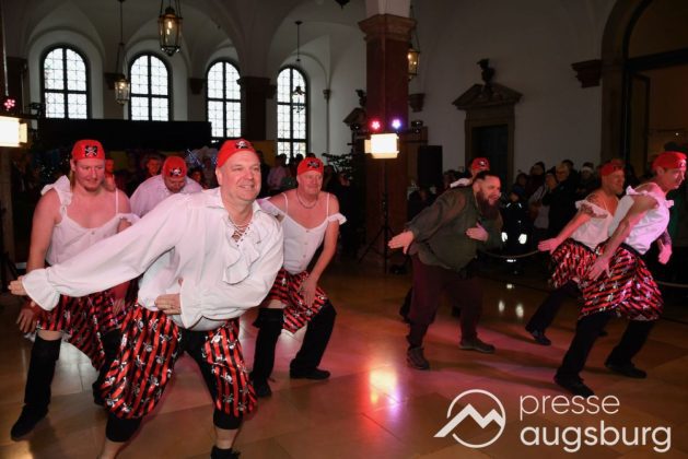 Galerie | Jetzt Sind Wieder Alle &Quot;Under Oiner Kapp&Quot; - Der Fasching In Augsburg Startet Mit Dem Rathaussturm