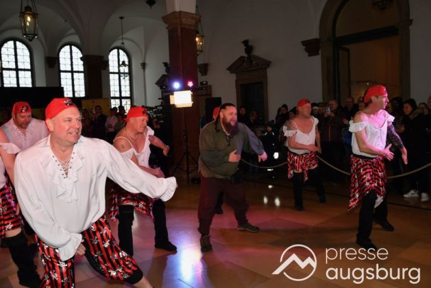 Galerie | Jetzt Sind Wieder Alle &Quot;Under Oiner Kapp&Quot; - Der Fasching In Augsburg Startet Mit Dem Rathaussturm