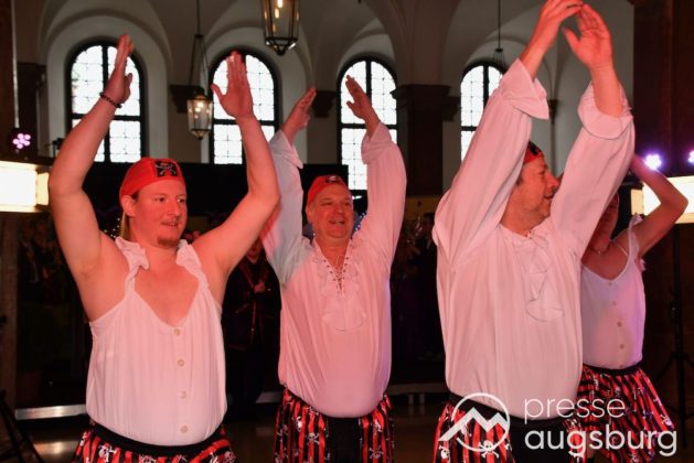 Galerie | Jetzt Sind Wieder Alle &Quot;Under Oiner Kapp&Quot; - Der Fasching In Augsburg Startet Mit Dem Rathaussturm