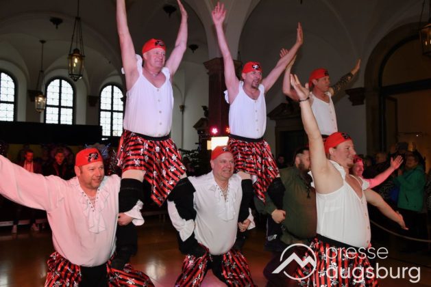 Galerie | Jetzt Sind Wieder Alle &Quot;Under Oiner Kapp&Quot; - Der Fasching In Augsburg Startet Mit Dem Rathaussturm