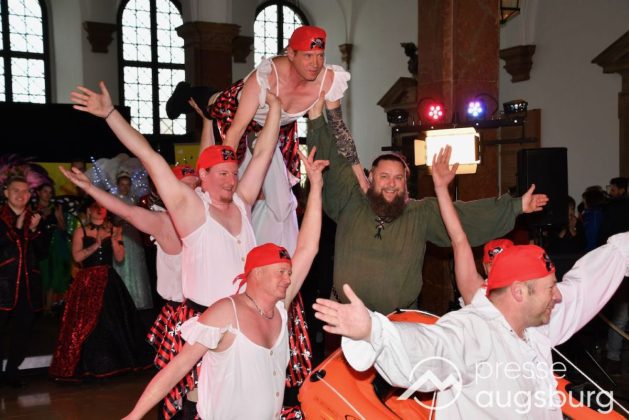 Galerie | Jetzt Sind Wieder Alle &Quot;Under Oiner Kapp&Quot; - Der Fasching In Augsburg Startet Mit Dem Rathaussturm