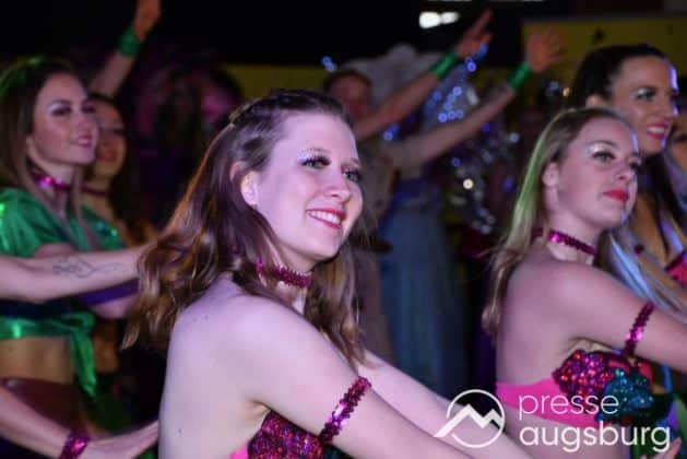 Galerie | Jetzt Sind Wieder Alle &Quot;Under Oiner Kapp&Quot; - Der Fasching In Augsburg Startet Mit Dem Rathaussturm