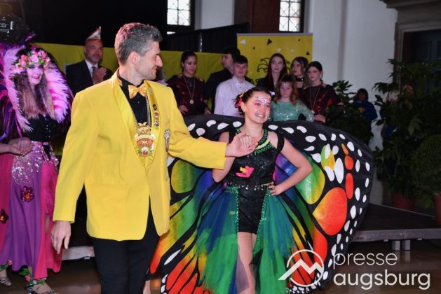 Galerie | Jetzt Sind Wieder Alle &Quot;Under Oiner Kapp&Quot; - Der Fasching In Augsburg Startet Mit Dem Rathaussturm