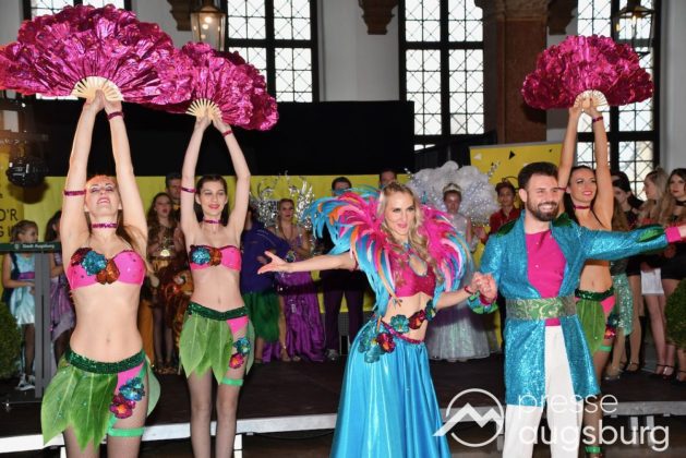 Galerie | Jetzt Sind Wieder Alle &Quot;Under Oiner Kapp&Quot; - Der Fasching In Augsburg Startet Mit Dem Rathaussturm