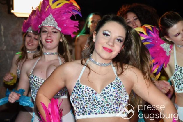 Galerie | Jetzt Sind Wieder Alle &Quot;Under Oiner Kapp&Quot; - Der Fasching In Augsburg Startet Mit Dem Rathaussturm