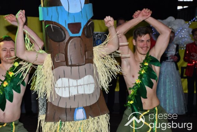 Galerie | Jetzt Sind Wieder Alle &Quot;Under Oiner Kapp&Quot; - Der Fasching In Augsburg Startet Mit Dem Rathaussturm