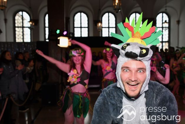 Galerie | Jetzt Sind Wieder Alle &Quot;Under Oiner Kapp&Quot; - Der Fasching In Augsburg Startet Mit Dem Rathaussturm