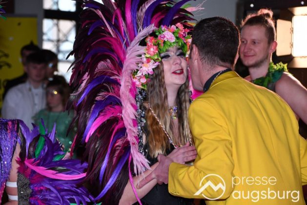 Galerie | Jetzt Sind Wieder Alle &Quot;Under Oiner Kapp&Quot; - Der Fasching In Augsburg Startet Mit Dem Rathaussturm
