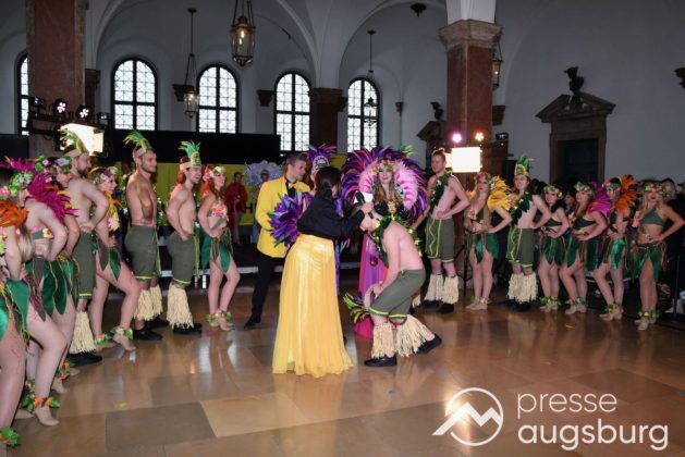 Galerie | Jetzt Sind Wieder Alle &Quot;Under Oiner Kapp&Quot; - Der Fasching In Augsburg Startet Mit Dem Rathaussturm