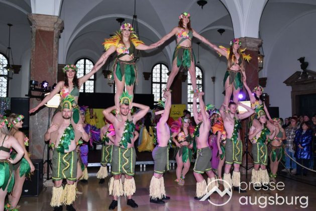 Galerie | Jetzt Sind Wieder Alle &Quot;Under Oiner Kapp&Quot; - Der Fasching In Augsburg Startet Mit Dem Rathaussturm