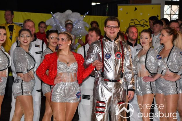 Galerie | Jetzt Sind Wieder Alle &Quot;Under Oiner Kapp&Quot; - Der Fasching In Augsburg Startet Mit Dem Rathaussturm