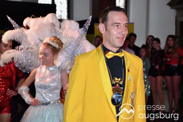 Galerie | Jetzt Sind Wieder Alle &Quot;Under Oiner Kapp&Quot; - Der Fasching In Augsburg Startet Mit Dem Rathaussturm