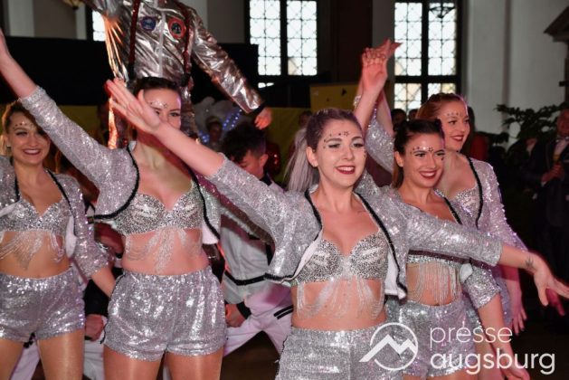 Galerie | Jetzt Sind Wieder Alle &Quot;Under Oiner Kapp&Quot; - Der Fasching In Augsburg Startet Mit Dem Rathaussturm