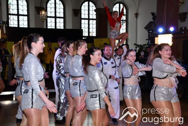 Galerie | Jetzt Sind Wieder Alle &Quot;Under Oiner Kapp&Quot; - Der Fasching In Augsburg Startet Mit Dem Rathaussturm