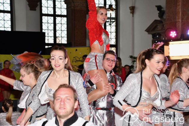 Galerie | Jetzt Sind Wieder Alle &Quot;Under Oiner Kapp&Quot; - Der Fasching In Augsburg Startet Mit Dem Rathaussturm