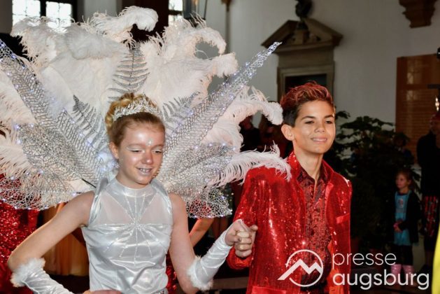 Galerie | Jetzt Sind Wieder Alle &Quot;Under Oiner Kapp&Quot; - Der Fasching In Augsburg Startet Mit Dem Rathaussturm