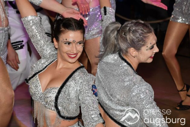 Galerie | Jetzt Sind Wieder Alle &Quot;Under Oiner Kapp&Quot; - Der Fasching In Augsburg Startet Mit Dem Rathaussturm