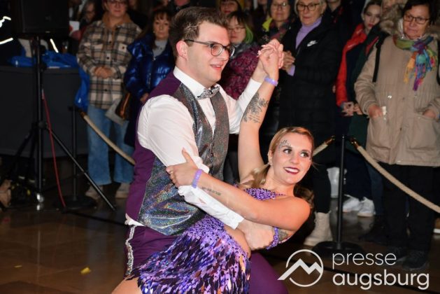 Galerie | Jetzt Sind Wieder Alle &Quot;Under Oiner Kapp&Quot; - Der Fasching In Augsburg Startet Mit Dem Rathaussturm