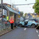 Augsburg | PKW kracht in Straßenbahnhaltestelle und sorgt für Verkehrsbehinderungen