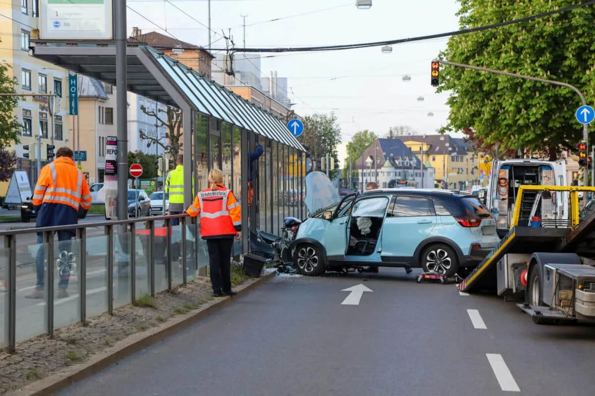 Augsburg | PKW kracht in Straßenbahnhaltestelle und sorgt für Verkehrsbehinderungen