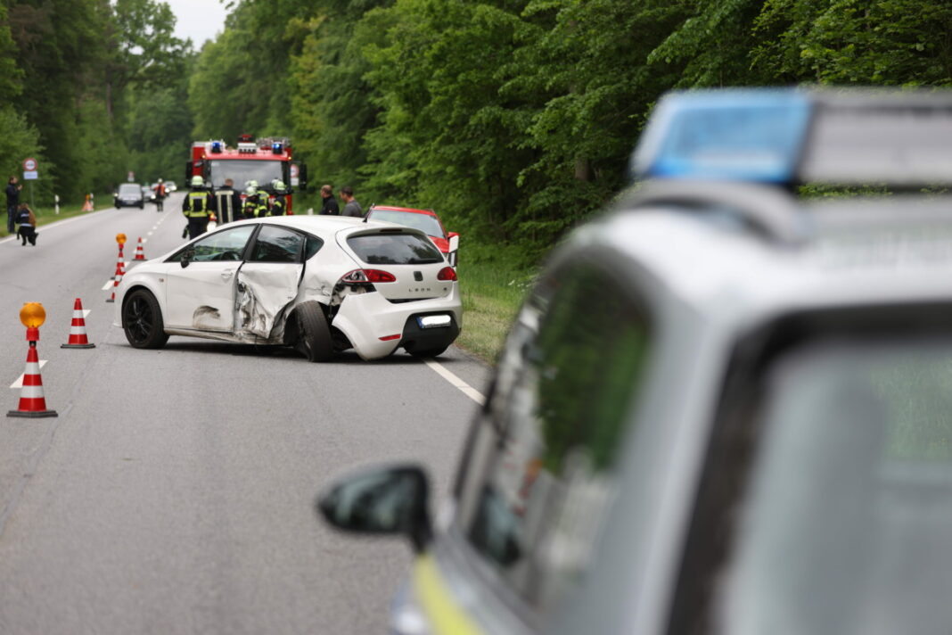 Unfall mit entwendetem Fahrzeug - Zwei Personen in Gewahrsam: - Verfolgungsjagd: Ersthelfer stellt zwei flüchtige Personen - Passant entdeckt um Hilfe schreiende Frau und weiteres Unfallfahrzeug - Unfallgegnerin schwer verletzt - Insassen von unfallverursachendem Fahrzeug leicht verletzt - Ermittlungen zur möglichen dritten Person im gestohlenen Fahrzeug - Polizeihubschrauber im Einsatz: Fahndung nach weiteren Verdächtigen - Fahrereigenschaft noch ungeklärt: Intensive Untersuchungen laufen - Polizei sichert gestohlenes Fahrzeug und wertet Zeugenaussagen aus