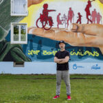 „Stop Bombing Civilians“  | Haushohes Graffiti in der Augsburger Schertlinstraße von Bürgermeisterin Wild eingeweiht