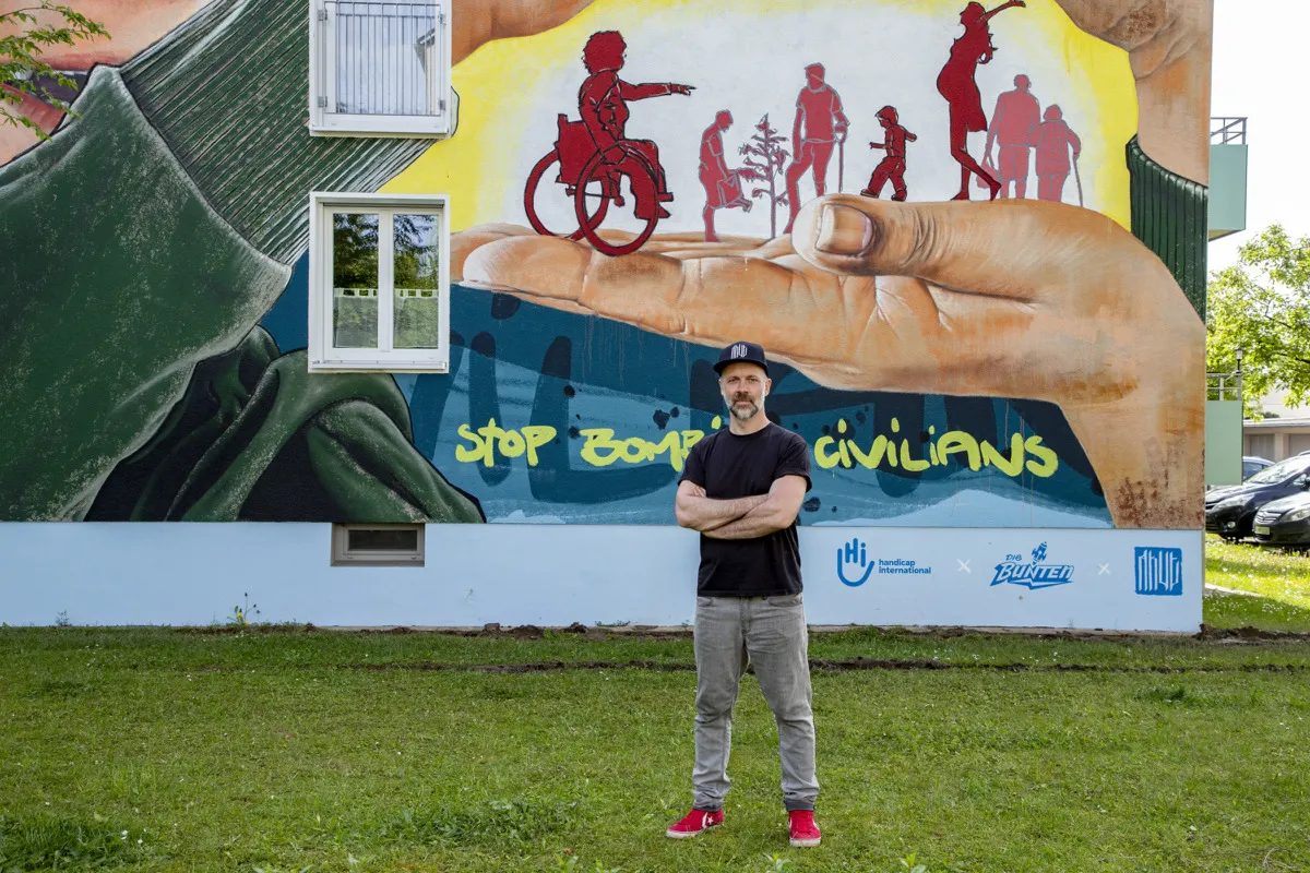 „Stop Bombing Civilians“  | Haushohes Graffiti in der Augsburger Schertlinstraße von Bürgermeisterin Wild eingeweiht