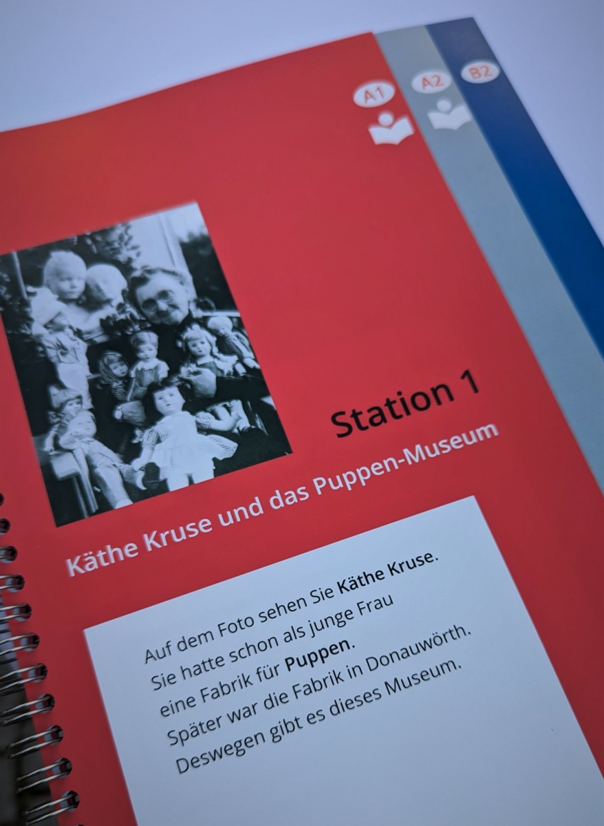Neuer Museumsführer in leicht verständlicher Sprache im Käthe-Kruse-Puppen-Museum in Donauwörth