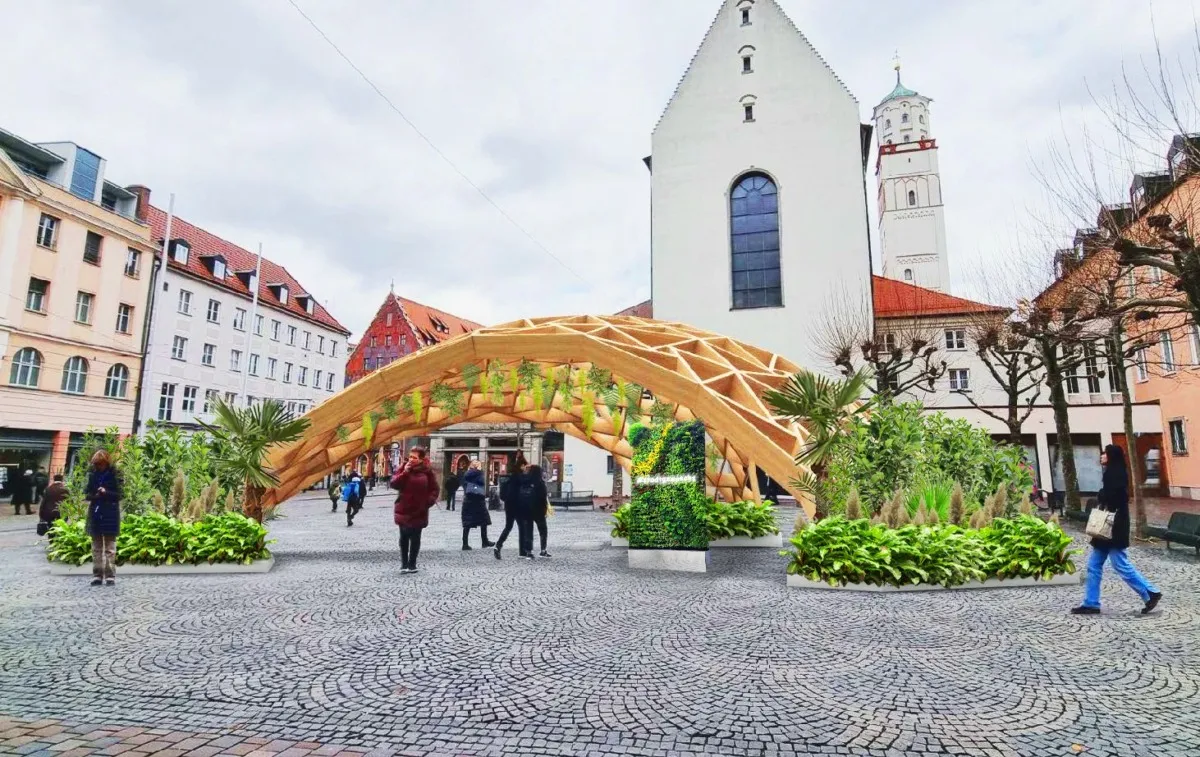 Stadtsparkasse Augsburg errichtet ein Fleckchen Urwald im Großstadtdschungel am Moritzplatz