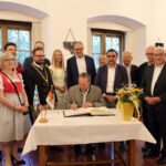 Aiwanger trägt sich ins Goldene Buch der Stadt Memmingen ein