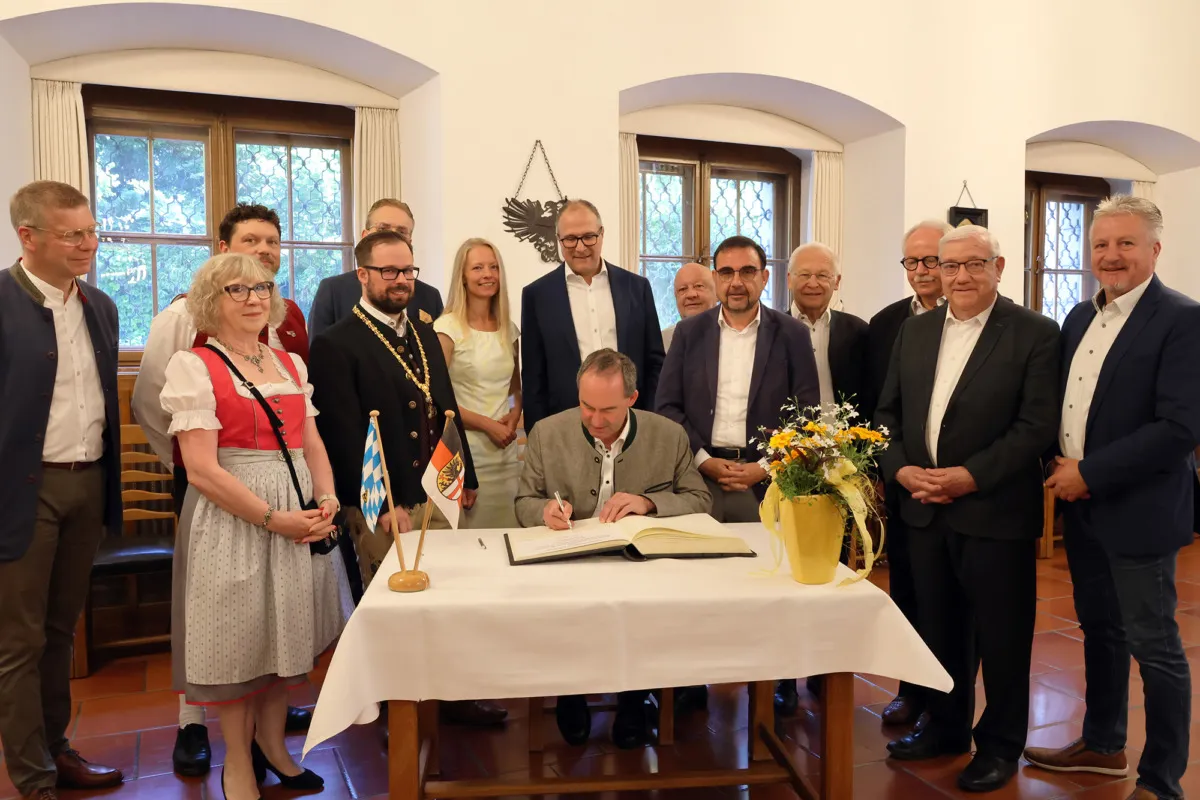 Aiwanger trägt sich ins Goldene Buch der Stadt Memmingen ein