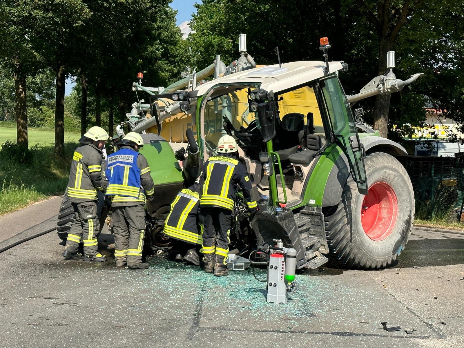 Schwerer Unfall in Waidhofen: Traktor in zwei Teile gerissen – Kind schwer verletzt