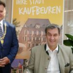 Nach Kabinettssitzung in Kaufbeuren – Söder und Kabinettsmitglieder tragen sich in Goldenes Buch ein